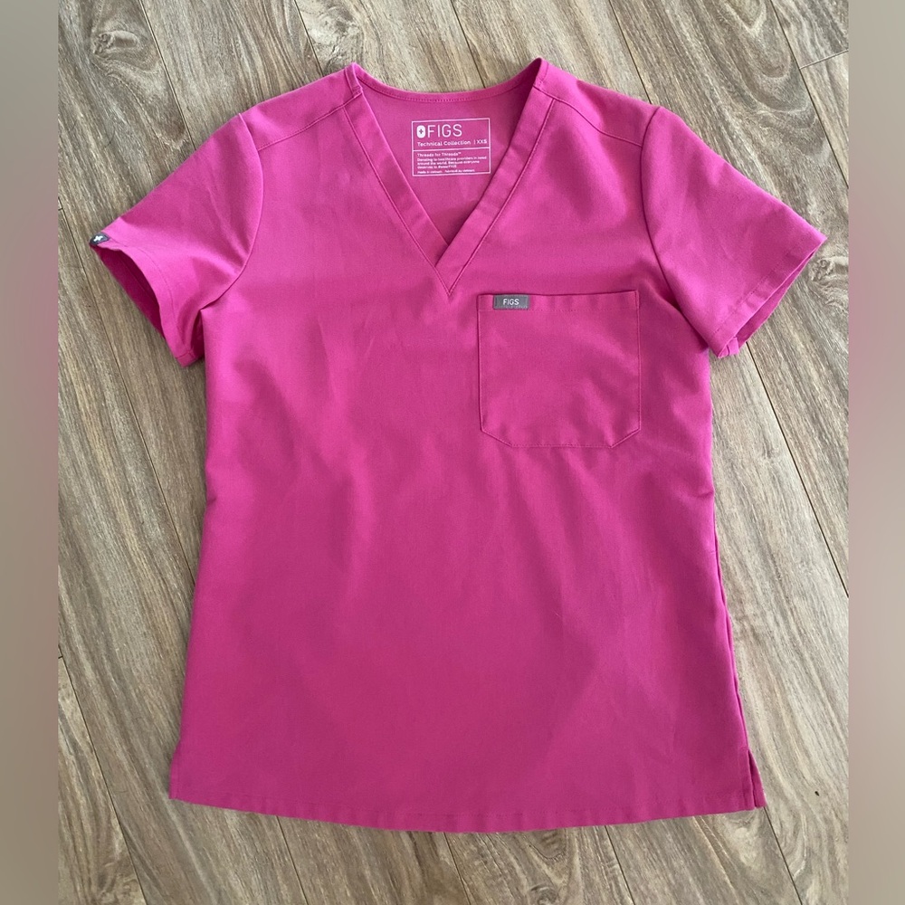 Figs Electric Orchid Scrub top